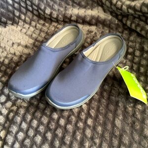 New with tags in Box- Crocs SZ 7 Navy/Graphite Mule
